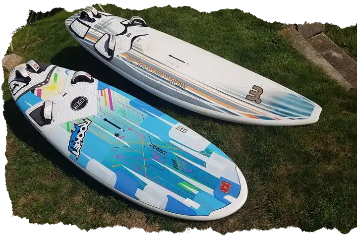 Surfy položené na trávě